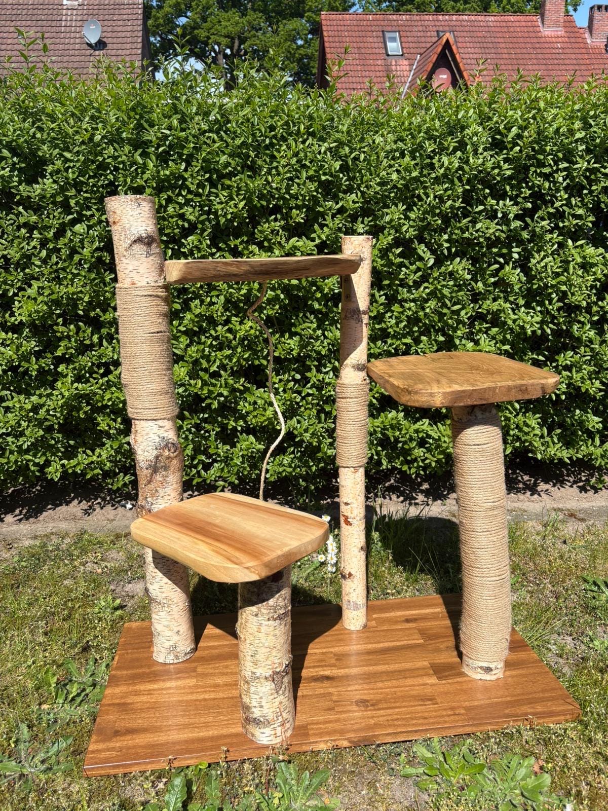 Kratzbaum "Lotte" aus Birke, Akazie und Teak (80–90 cm) – nachhaltig & handgefertigt, 3 Liegeflächen
