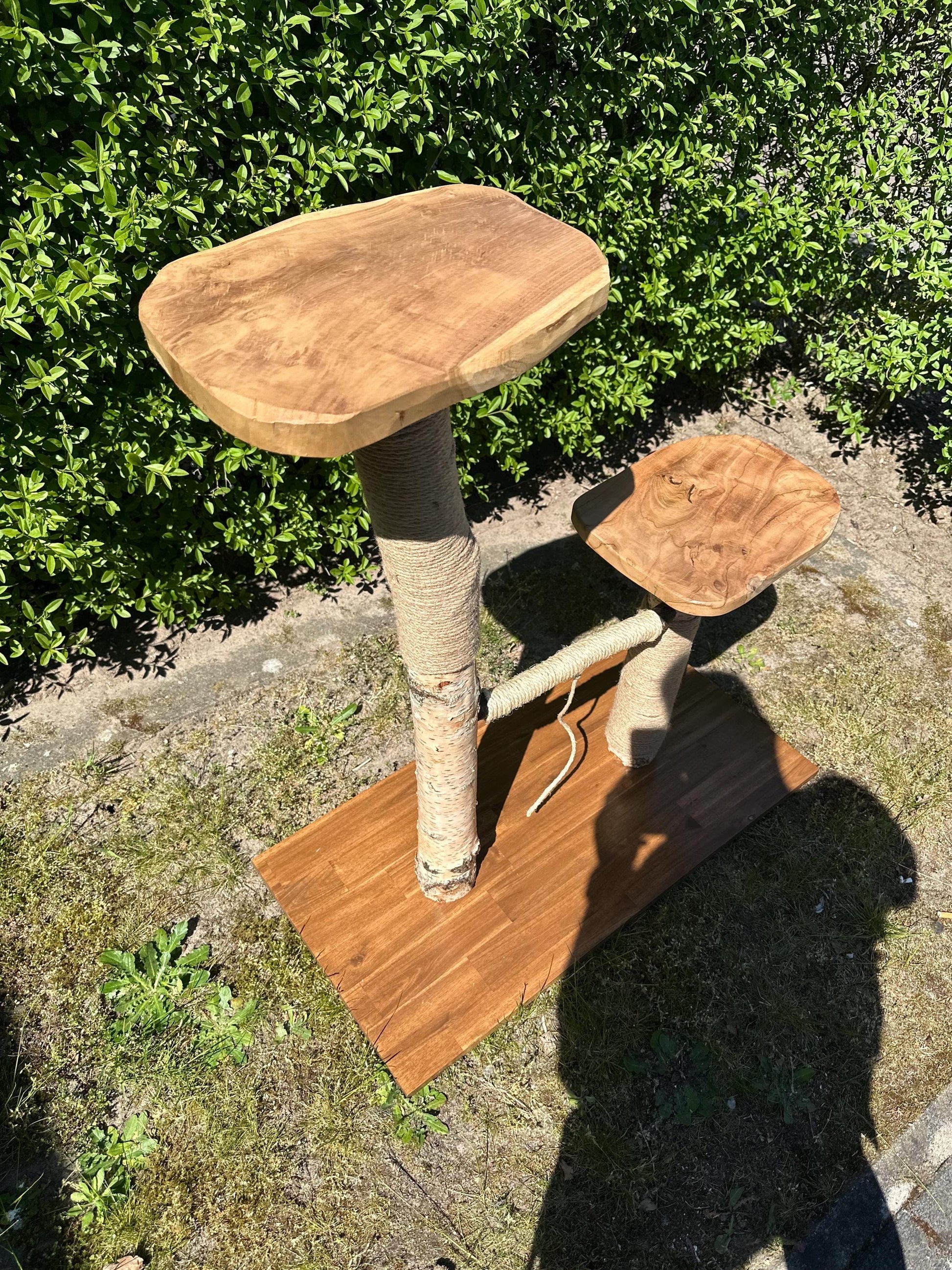 Kratzbaum mit 2 Liegeflächen – 80-90 cm hoch – stabil & modern – Katzenmöbel für große u. kleine Katzen – Kratzsäule aus Natur-Sisal