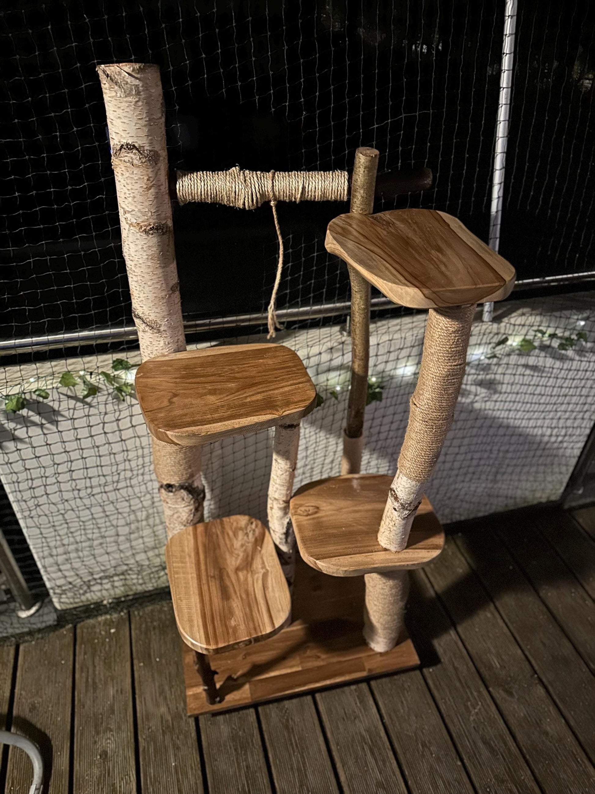 Kratzbaum aus Naturholz - Handgefertigt – Birke & Akazie – Für Innen und Außen – Platzsparend  – Kratzmöbel für Katzen – Nachhaltiges Design