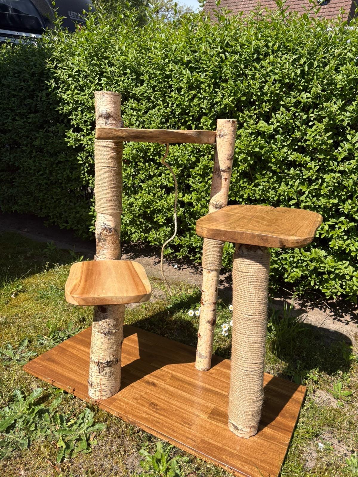 Katzenkratzbaum aus Birke, Akazie und Teak (80–90 cm) – nachhaltig & handgefertigt, 3 Liegeflächen