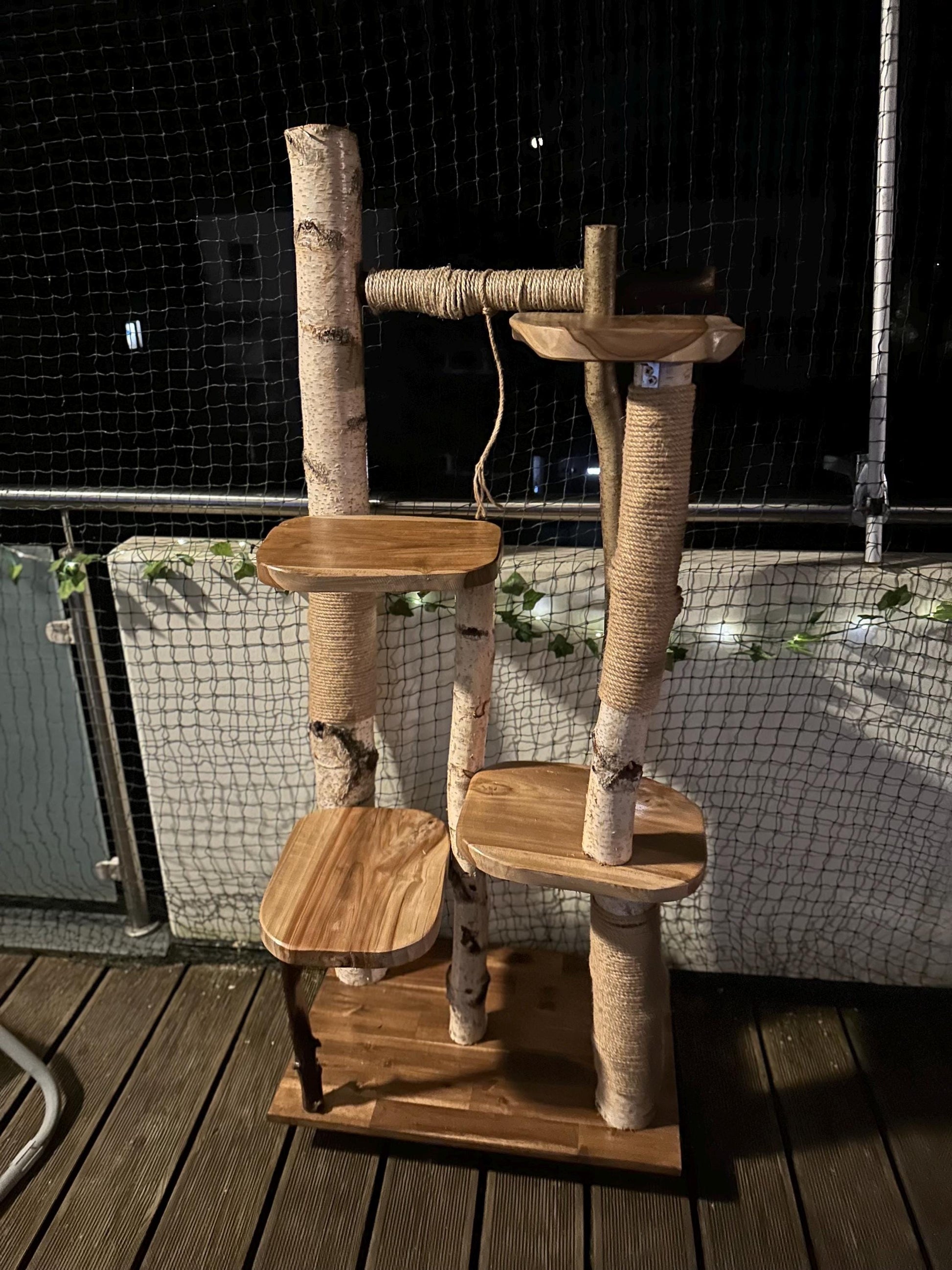 Kratzbaum aus Naturholz - Handgefertigt – Birke & Akazie – Für Innen und Außen – Platzsparend  – Kratzmöbel für Katzen – Nachhaltiges Design