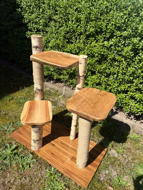 Katzenkratzbaum aus Birke, Akazie und Teak (80–90 cm) – nachhaltig & handgefertigt, 3 Liegeflächen