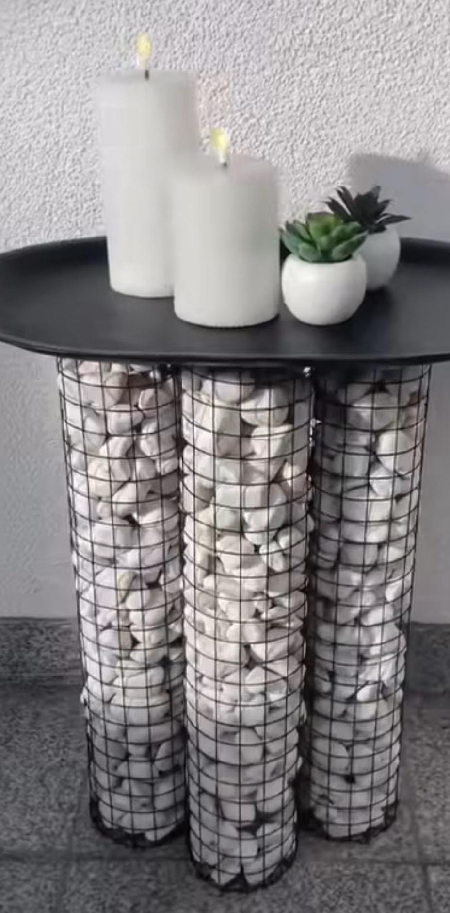Outdoor Beistelltisch mit Gabionen-Säulen – Handgemachter Gartentisch mit Natursteinen & Metallplatte – Moderne Gartendeko